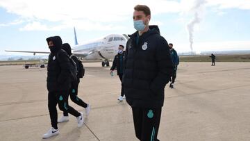 Fernando Calero y la plantilla del Espanyol, en un aeropuerto.