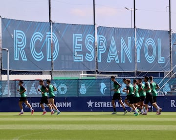 Otro momento del entrenamiento del Córdoba en las instalaciones del Espanyol.