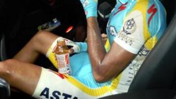 <b>ESFUERZO. </b>Contador, bebiendo y descansando tras la etapa.