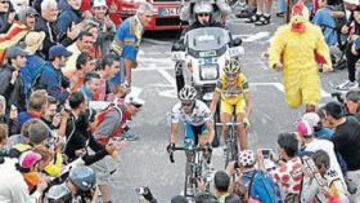 <b>MULTITUD. </b>Una marea de aficionados, muchos de ellos españoles, jalearon a los ciclistas en la última subida. En la imagen, Contador, Rasmussen y su mascota: el pollo.