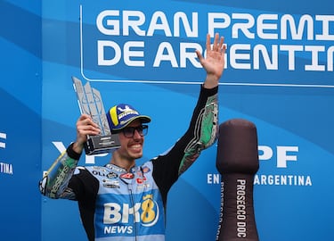 Álex Márquez, celebra el segundo puesto en el podio. 