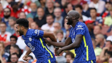 Soccer Football - Premier League - Arsenal v Chelsea - Emirates Stadium, London, Britain - August 22, 2021 Chelsea&#039;s Romelu Lukaku celebrates scoring their first goal with Reece James REUTERS/David Klein EDITORIAL USE ONLY. No use with unauthorized a