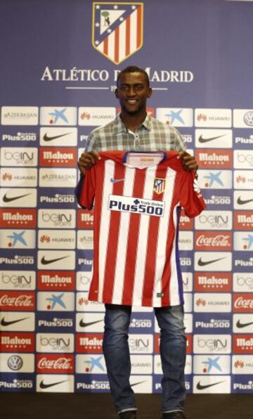 El delantero colombiano Jackson Martínez durante su presentación esta tarde en el estadio Vicente Calderón.