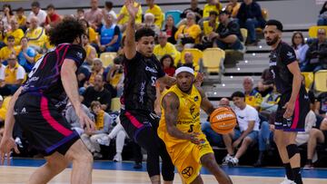 LAS PALMAS DE GRAN CANARIA, 03/05/2025.- El jugador del Gran Canaria Albicy (d) ante el jugador del Covirán Granada Silverio (i), durante un encuentro correspondiente a la jornada 30 de la Liga Endesa en el Gran Canaria Arena. EFE/ Quique Curbelo