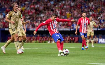 El delantero del Atlético de Madrid, Álvaro Morata, marca el primero para el conjunto madrileño.