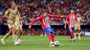 El delantero del Atlético de Madrid, Álvaro Morata, marca el primero para el conjunto madrileño.