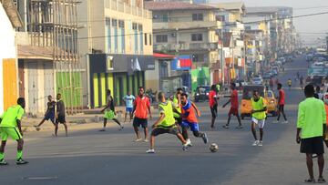 . Monrovia (Liberia), 16/01/2017.- Liberian boys play soccer in the streets of downtown Monrovia, Liberia, 15 January 2017. Liberian youths play soccer in the streets and on dusty pitches as an alternative training ground due to the limited number of soccer fields in the country. Most Liberia professional players including 1995 former World, European and African Footballer, soccer legend George Weah began their soccer careers on dusty pitches of Monrovia and in other cities of the country. EFE/EPA/AHMED JALLANZO
