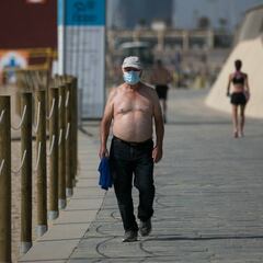¿Me pueden multar por ir sin camiseta o en bañador por la calle? Esto dice la Ley en España