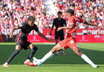 Jhon Sol赤s y Lamine Yamal juegan durante el partido entre el Girona FC y el FC Barcelona, correspondiente a la jornada 5 en el Estadio Montilivi de Girona, el 15 de septiembre de 2024. El Bar?a gan車 1-4 con doblete de Lamine Yamal.