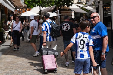 Ambiente de previa futbolística en el centro de Sevilla antes del Atlético de Madrid–Real Sociedad.