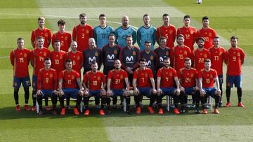 La selección española de fútbol posa con su nueva camiseta.