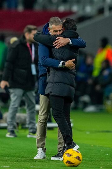 Garitano se abraza con Xavi.