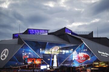 Estamos a pocas horas de que arranque el Super Bowl en el Mercedes-Benz Stadium y aquí te presentamos postales del recinto.