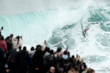 Aficionados fotografían las impresionantes olas durante el Tudor Nazaré Big Wave Challenge 2024.