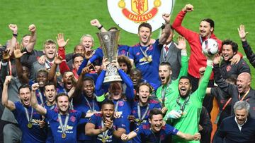 La plantilla del United celebra el t&iacute;tulo de la Europa League que le permite disputar el pr&oacute;ximo curso la Champions.