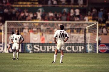 El 24 de agosto del año 2000, el portugués Luis Figo debutó oficialmente con el Real Madrid en un partido de la Supercopa de Europa contra el Galatasaray. Este encuentro, disputado en el Estadio Luis II de Mónaco, significó el inicio de la era de los "Galácticos". Figo, que había llegado como el fichaje más polémico de la época tras su traspaso del Barcelona por 10,000 millones de pesetas, no pudo evitar la derrota de su equipo por 2-1. Sin embargo, su actuación, llena de destellos de calidad, dejaba entrever que su llegada al club blanco iba a marcar una época.
