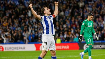 SAN SEBASTIÁN , 01/12/2024.- El delantero de la Real Sociedad Mikel Oyarzabal celebra el segundo gol de su equipo en el partido de LaLiga ante el Betis que se disputa este domingo en el estadio Reale Arena. EFE/ Juan Herrero
