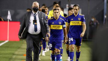 Argentina's Boca Juniors Carlos Tevez (C) and teammate Carlos Izquierdoz step onto the field before their Copa Libertadores semifinal football match against Argentina's Boca Juniors at the Vila Belmiro stadium in Santos, Brazil, on January 13, 2021 (Photo by Sebastiao Moreira / POOL / AFP)