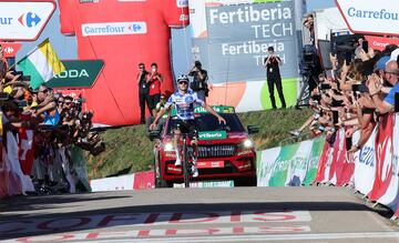 Remco Evenepoel gana la etapa en Cruz de Linares tras una larga escapada.