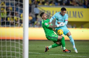 Vitor Roque came close to scoring on his Barcelona debut against UD Las Palmas.
