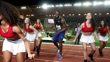 Monaco (Monaco), 21/07/2017.- Sprinter Usain Bolt of Jamaica dances with cheerleaders at the IAAF Diamond League meeting at the Stade Louis II in Monaco, 21 July 2017. (Estados Unidos) EFE/EPA/SEBASTIEN NOGIER