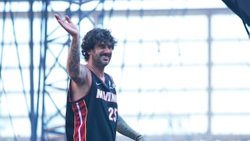 El cantante Melendi durante la quinta edición de La Velada del Año en el Estadio de La Cartuja, a 26 de julio de 2025 en Sevilla (Andalucía, España). El creador de contenidos, Ibai Llanos, ha organizado la quinta Velada del Año. El Estadio La Cartuja alberga a unos 75.000 espectadores, una cifra que volverá a ser histórica. El Santiago Bernabéu ya acogió un número similar en la pasada edición de La Velada, unos 80.000 espectadores, convirtiendo el evento en el de mayor aforo de la historia en España para una cita boxística: superó un récord establecido hace casi 100 años en el combate entre Paulino Uzcudun y Primo Carnera en el Estadio Olímpico de Montjuïc en 1930. Con un pico de 3,85 millones de dispositivos conectados, La Velada del Año posee, en su cuarta edición, el récord de la emisión más vista de la historia en cualquier idioma en Twitch, la gran plataforma de streaming. Es, sin duda, el mayor evento jamás concebido en internet, y copa el top 3 de emisiones más vistas en la plataforma. El objetivo, un año más: volver a hacer historia.
26 JULIO 2025
Joaquin Corchero / Europa Press
26/07/2025