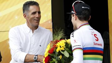 Miguel Indurain saluda a Tom Dumoulin tras su victoria en la crono de Espelette en el Tour de Francia 2018.