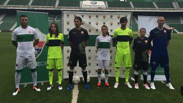 Varios jugadores y jugadoras del Elche posan con las nuevas camisetas en la presentaci&oacute;n de las equipaciones del Elche realizadas por Kelme para la temporada 2016-2017.