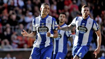 El centrocampista francés del RC Deportivo de la Coruña, Fayçal Fajr , se lamenta tras fallar un penalti ante el Valencia CF durante el partido correspondiente a la vigésima novena jornada de liga en Primera División jugado esta tarde en Mestalla.