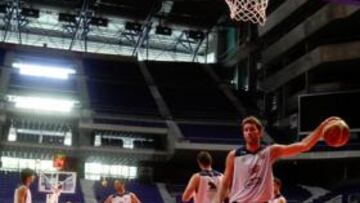 <b>REYES EN EL PALACIO. </b>Los campeones del mundo, España, se entrenaron ayer con todo el equipo a las órdenes de Sergio Scariolo, en el Palacio de Deportes. Hoy, Lituania.