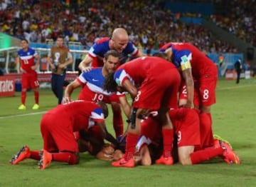 1-2. John Brooks celebra el segundo gol sus compañeros.