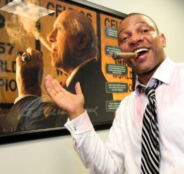 Doc Rivers posó con el puro de la victoria en 2008 junto a un retrato de Red Auerbach.