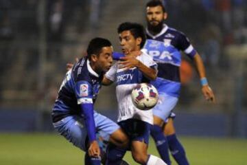 Diego Rojas intenta dominar el balón ante la presión de Rivera.