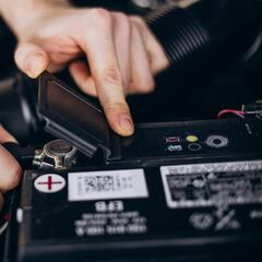 ¿Cómo pasar corriente a un auto sin dañar la computadora?