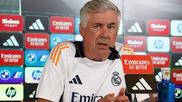 MADRID, 31/08/2024.- El entrenador del Real Madrid Carlo Ancelotti durante la rueda de prensa posterior al entrenamiento realizado este sábado en la Ciudad Deportiva de Valdebebas donde el equipo prepara el partido de Laliga EA Sports que disputa mañana ante el Real Betis en el Bernabéu. EFE/J.P. Gandul