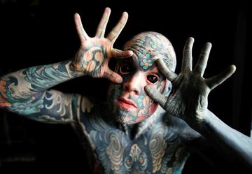 Se llama Sylvain Hélaine pero es más conocido como Freaky Hoody y ahora ostenta el récord de ser el hombre más tatuado de Francia. Hace ocho años empezó a pintar su cuerpo con tinta lo que ha provocado una gran controversia ya que Sylvain es profesor de Primaria .