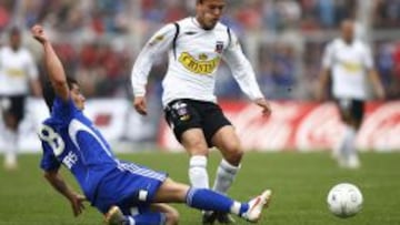 Charles Aránguiz y una foto de su último choque ante la U. Fue en octubre de 2009, en la victoria 1-0 de Colo Colo en el Monumental.