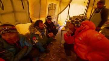 Alex Txikon, en el campo base junto a varios integrantes de la expedición hacia la cima del Manaslu.