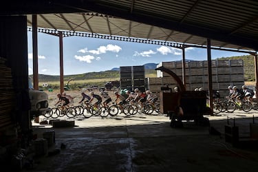 El pelotón pasa por delante de un taller mecánico durante la segunda etapa de la Nedbank Gravell Burn, de 108 km, entre las localidades de Avontuur y Willowmore, en Sudáfrica. La Nedbank Gravel Burn es una carrera sobre grava de siete días de duración y un recorrido de 800 kilómetros, en la que compiten ciclistas profesionales y corredores aficionados. 