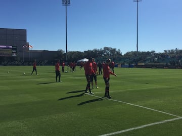 Jugadores del Bayer calentando.