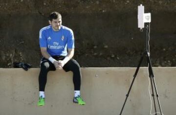 El portero del Real Madrid Iker Casillas, durante el penúltimo entrenamiento que la plantilla ha realizado hoy, antes de jugar la final del Mundial de Clubes que se disputará el próximo sábado en el Gran Estadio de Marrakech, en la que se enfrentará a San Lorenzo de Almagro.