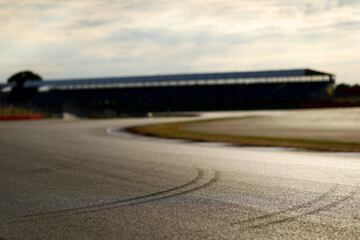 Atardecer tras la pista y la tribuna general de Silverstone.