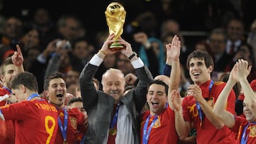 Spain's coach Vicente Del Bosque holds up the trophy during the award ceremony following their 2010 FIFA football World Cup match against the Netherlands on July 11, 2010 at Soccer City stadium in Soweto, suburban Johannesburg. Spain won the match 1-0. NO PUSH TO MOBILE / MOBILE USE SOLELY WITHIN EDITORIAL ARTICLE - AFP PHOTO / JAVIER SORIANO
MUNDIAL SURAFRICA 2010 FINAL
HOLANDA - ESPAÑA
ALEGRIAS CELEBRACIONES CAMPEONES DEL MUNDO
COPA TROFEO
PUBLICADA 13/07/10 NA MA16 1COL
