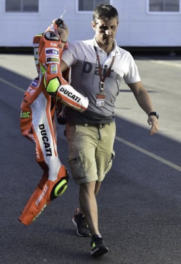 AMecánico de Ducati con el mono de Andrea Iannone en la segunda jornada de entrenamientos.