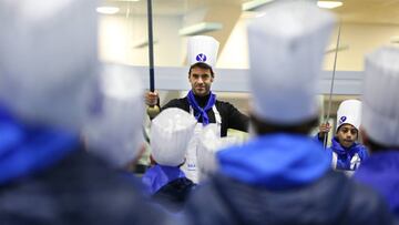 Xabi Prieto ejerció de tambor mayor de la compañía de la Real que incluye a futbolistas de todos los equipos de la cantera.