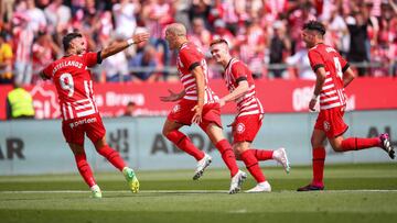 GIRONA, SPAIN - APRIL 16: Oriol Romeu of Girona FC celebrates with teammates after scoring the team's second goal during the LaLiga Santander match between Girona FC and Elche CF at Montilivi Stadium on April 16, 2023 in Girona, Spain. (Photo by Eric Alonso/Getty Images)