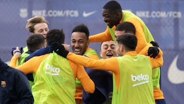 Aubameyang sonríe en el entrenamiento de este sábado, con De Jong, Dest o Dembélé a su alrededor.