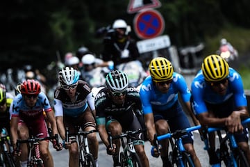 El francs Romain Bardet y el resto del pelotn.