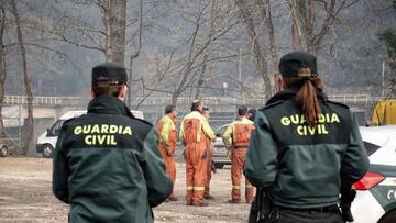 Efectivos de Guardia Civil y Bomberos de Asturias trabajan en las labores de extinción en un incendio forestal, a 29 de marzo de 2023, en Toraño, Parres, Asturias (España). Según  el Servicio de Emergencias del Principado los bomberos han estado trabajando toda la noche en los focos de las localidades de Torañu, Parres, Lavadoria y Tineo y continúan intentando su extinción. Ahora mismo hay incendios activos en 19 municipios, 21 más que la noche de ayer. El Gobierno regional activó el jueves de la semana pasada el Plan de Incendios Forestales (INFOPA) en la fase de emergencia más baja, nivel 0. Las condiciones meteorológicas de hoy pueden dificultar la extinción de los fuegos al no esperarse precipitaciones y subir las temperaturas.
29 MARZO 2023;INCENDIO;INCENDIO FORESTAL;FUEGO;INCENDIO ACTIVO;BRIGADAS;CASCO
Xuan Cueto / Europa Press
29/03/2023