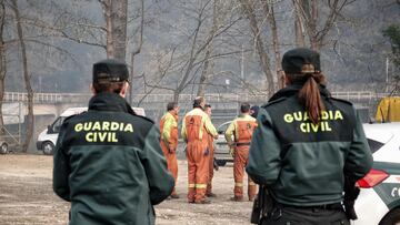 Efectivos de Guardia Civil y Bomberos de Asturias trabajan en las labores de extinción en un incendio forestal, a 29 de marzo de 2023, en Toraño, Parres, Asturias (España). Según  el Servicio de Emergencias del Principado los bomberos han estado trabajando toda la noche en los focos de las localidades de Torañu, Parres, Lavadoria y Tineo y continúan intentando su extinción. Ahora mismo hay incendios activos en 19 municipios, 21 más que la noche de ayer. El Gobierno regional activó el jueves de la semana pasada el Plan de Incendios Forestales (INFOPA) en la fase de emergencia más baja, nivel 0. Las condiciones meteorológicas de hoy pueden dificultar la extinción de los fuegos al no esperarse precipitaciones y subir las temperaturas.
29 MARZO 2023;INCENDIO;INCENDIO FORESTAL;FUEGO;INCENDIO ACTIVO;BRIGADAS;CASCO
Xuan Cueto / Europa Press
29/03/2023